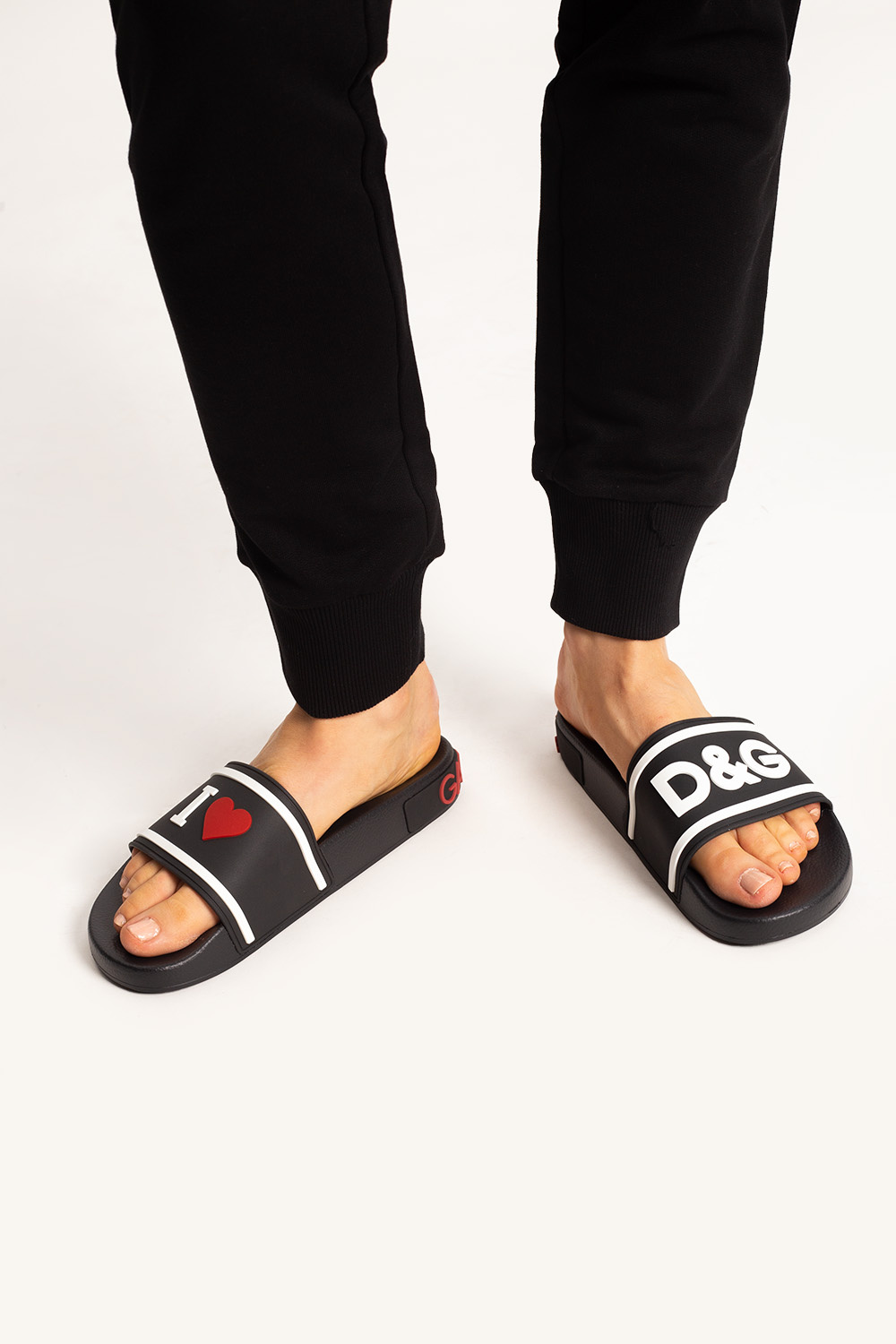 【関税＆送料込み】Dolce & Gabbana Logo Slides Dolce & Gabbana Logo Embossed Slides in Black | LN-CC